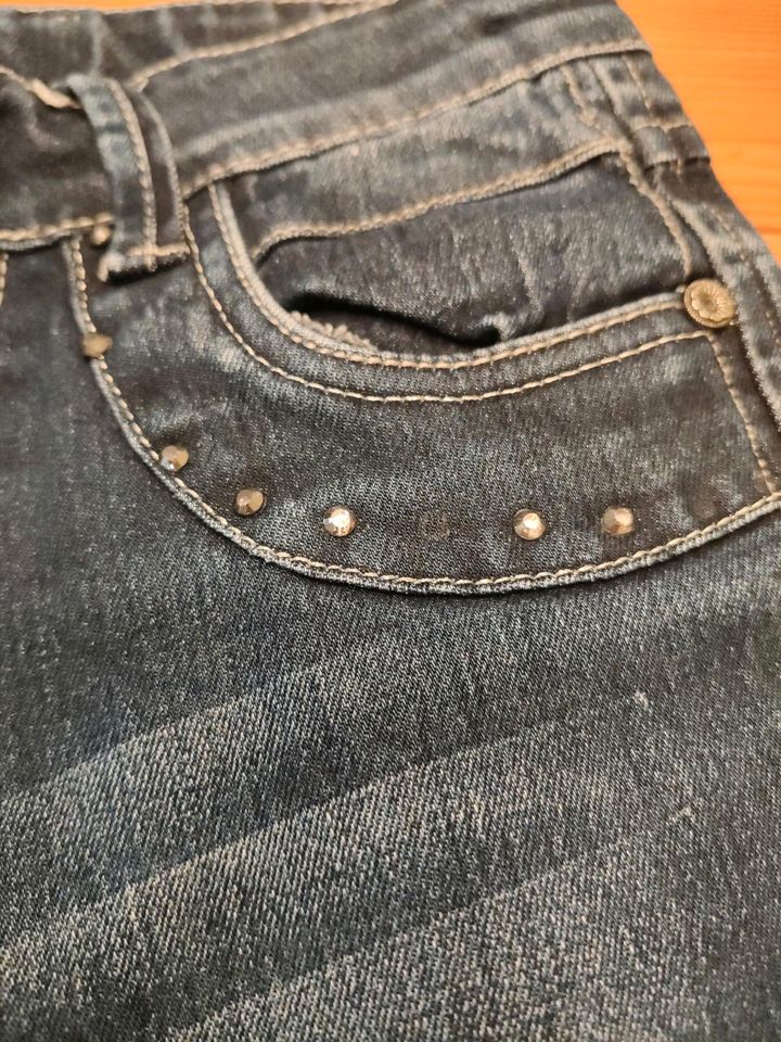 Jeans mit Glitzerapplikationen in Sinzig