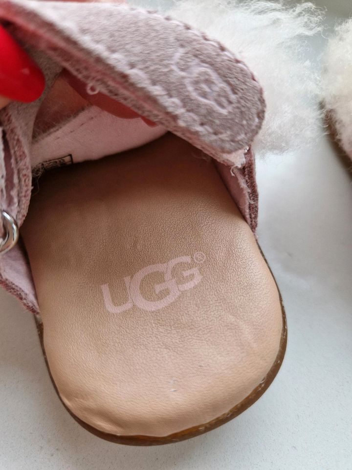 Ugg Fluffy Baby Sandalen Größe 18 rosa in Werl