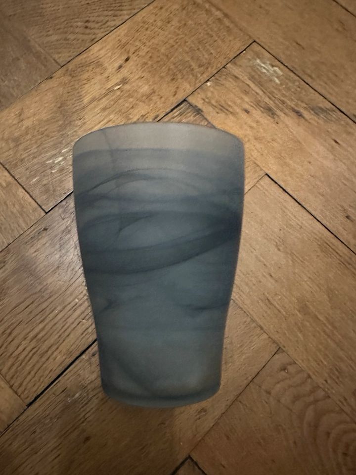 Vase Blumenvase grau aus Glas in München