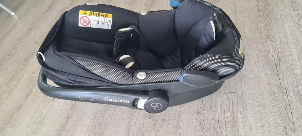 Baby car seat maxi cosi with accessories in Hamburg
