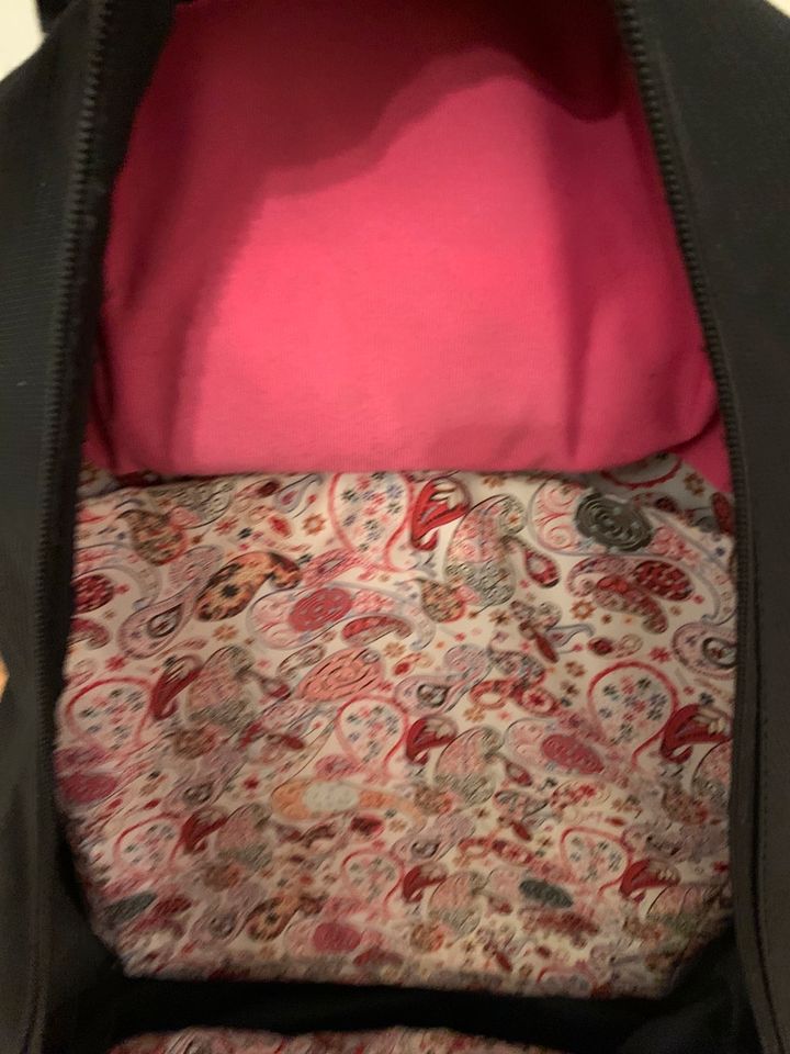 Dakine Rucksack schwarz mit Blumen in Rietberg