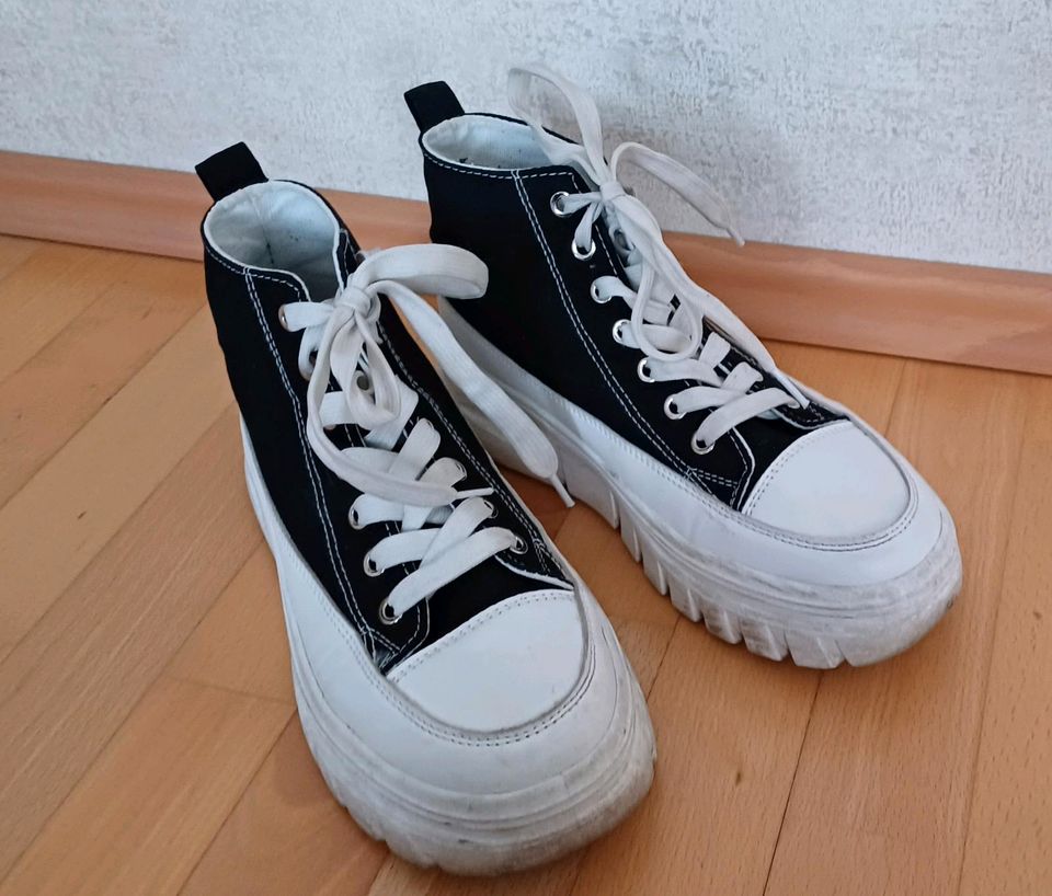 Damen Schuhe 38 / 38,5 schwarz weiß High Sneaker Plateau Sohle in Bad Sulza