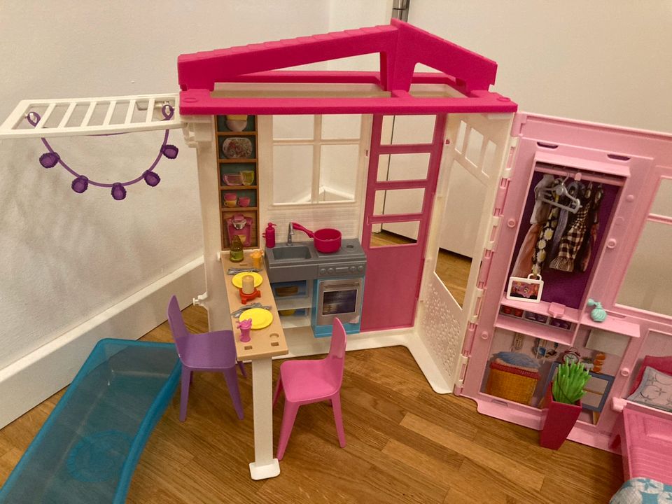 Barbie-Haus mit Küche, Schlafzimmer, Badezimmer, Pool, in Berlin