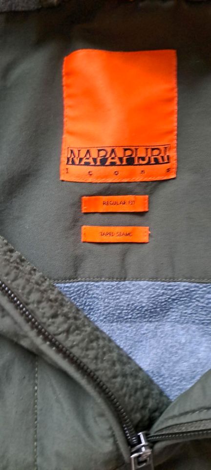 Napapijri Jacke gefüttert mit Kapuze olivgrün/khaki Herren Gr. M in Erzhausen