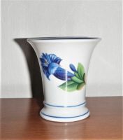 Hand bemalte Porzellan Vase mit blauer Blüte (Enzian) Brandenburg - Königs Wusterhausen Vorschau