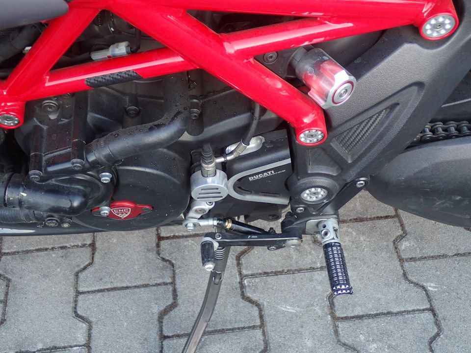 Ducati Diavel Carbon Red Rizoma Unfallschaden in Mantel