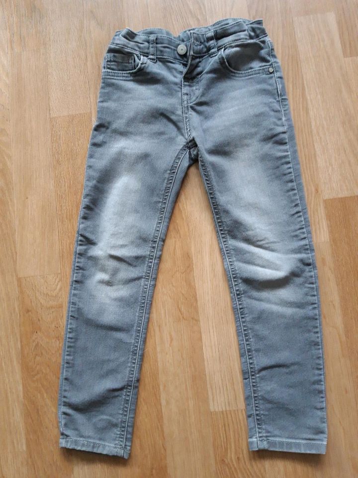 Jeans Junge 110/116 in Lützen