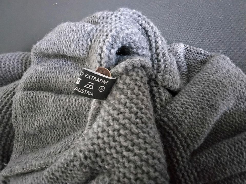 Strickjacke Damen grau Volant 100% 44 von Boos sehr guter Zustand in Heikendorf