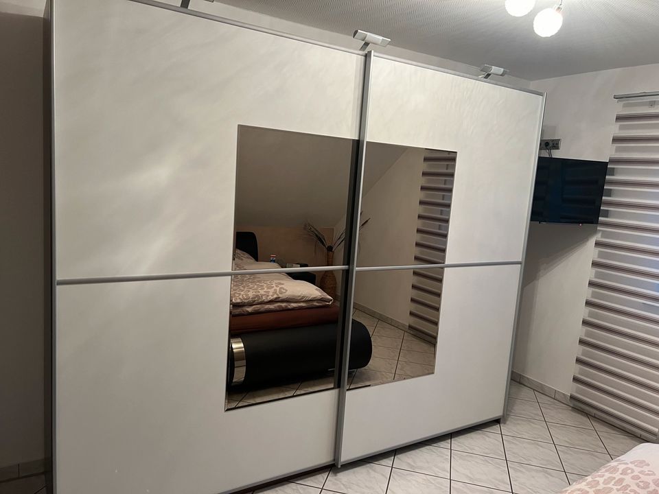 Schlafzimmer Kleiderschrank in weiß /braun in Trier