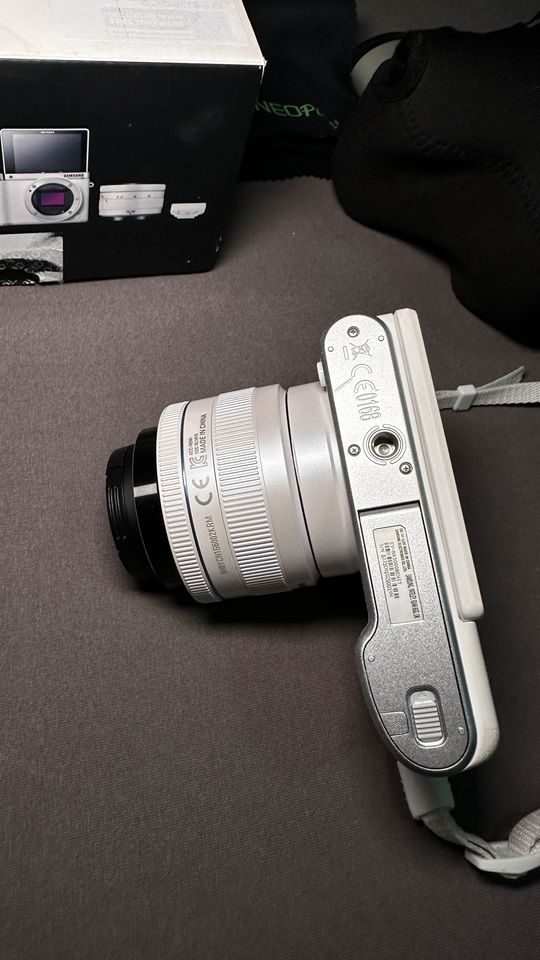 Samsung NX3000 Systemkamera 20.3MP weiß inkl. OIS 20-50mm in Troisdorf