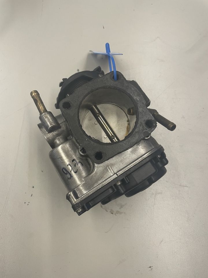 VW Golf 4 2,0L  Drosselklappe 06A133064H Gebraucht in Velpke