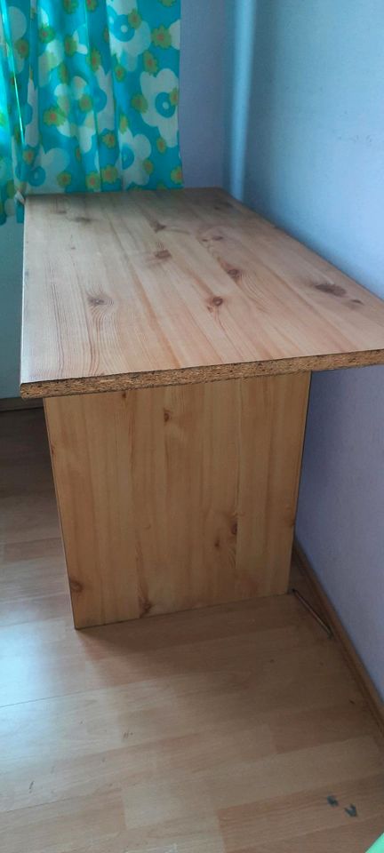 Kleiner Schreibtisch, Holziptik in Duisburg