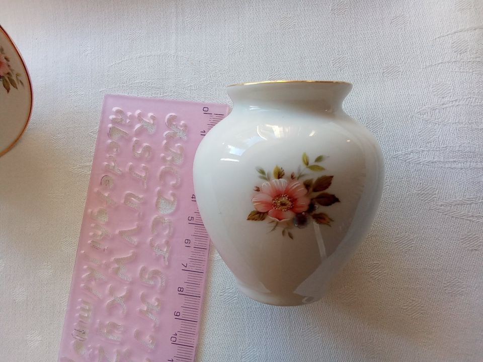 Porzellan -Schälchen, 1 kleine Vase in Neumünster