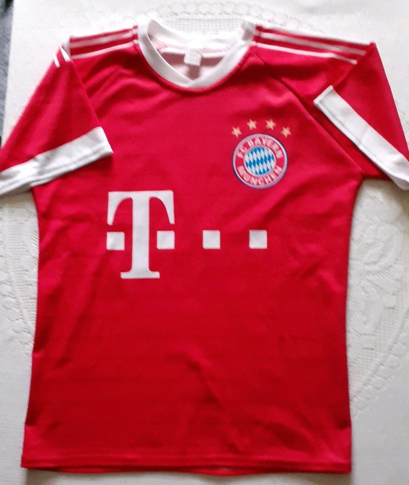 Verschiedene Shirts FC Bayern Gr. 140 in Röderland