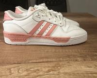 NEU! adidas Rivalry Low Kids | Gr. 38 ⅔ | Weiß/Pink | Ungetragen West - Unterliederbach Vorschau
