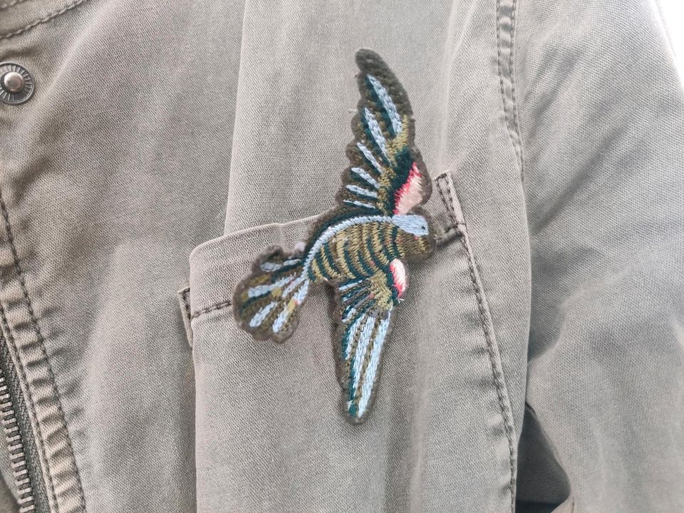 Grüne Sommerjacke mit Kolibri-Anstecker (von Street One) in Darmstadt