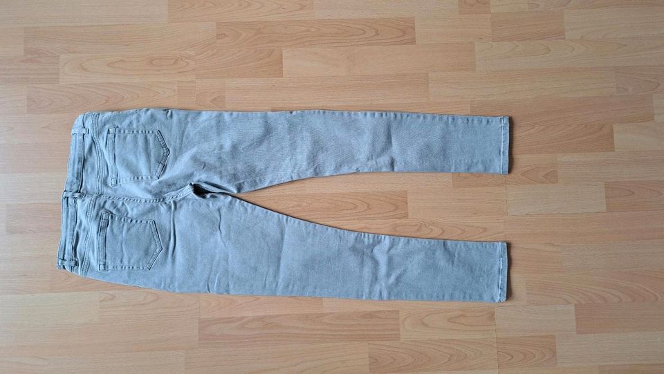 Schmale Jeans von H&M Gr. 164 grau - neuwertig in Bad Vilbel