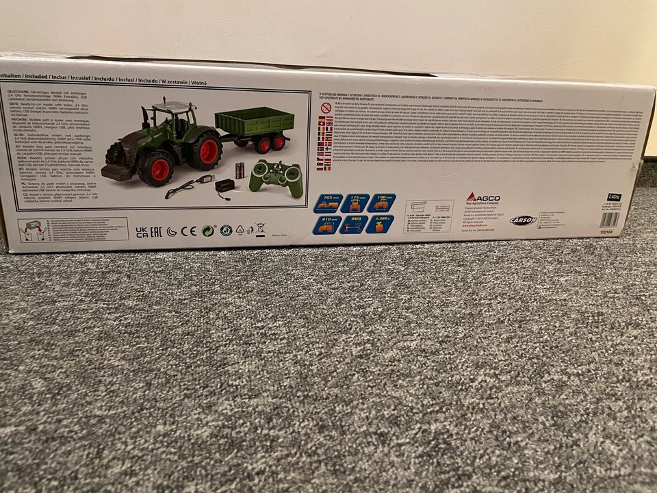 Traktor Fendt Vario 1050 mit Anhänger in Nürnberg (Mittelfr)