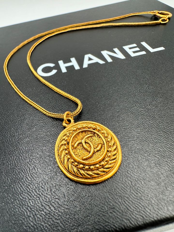 Original 90`s Vintage COCO CHANEL Halskette + Logo Anhänger Gold in Hamburg