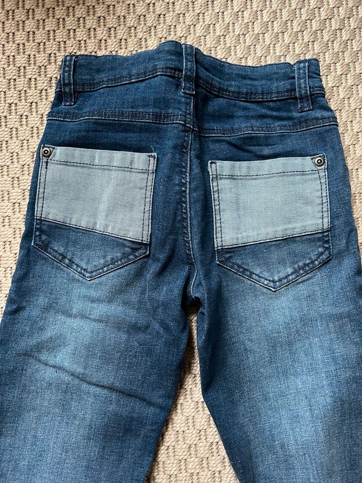 4 Hosen Jogginghosen Jeans 116 für Jungs zusammen für 12€ in Laatzen