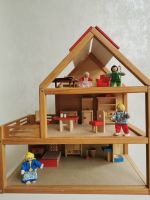 Puppenhaus aus Holz mit Puppen und Möbeln Wandsbek - Hamburg Bergstedt Vorschau