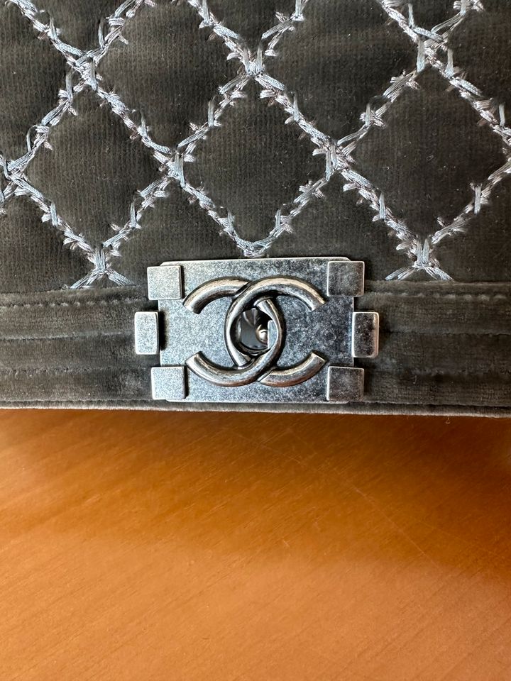 Chanel Boy Tasche medium aus Samt / Grau in München