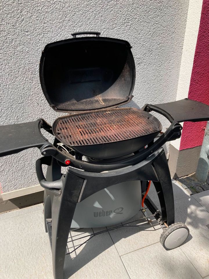 Weber Gasgrill Q 220, schwarz mit Rollwagen und Abdeckhaube in Wiesbaden