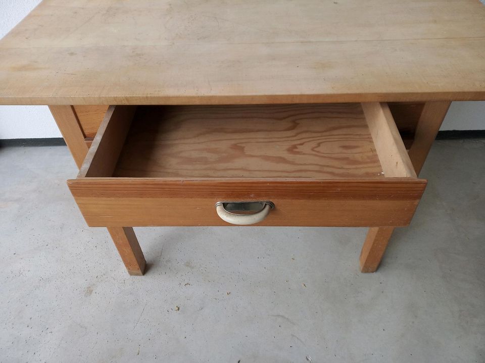 Alter Holztisch/Esstisch/Tisch mit Schublade und Backbrett in Eutingen
