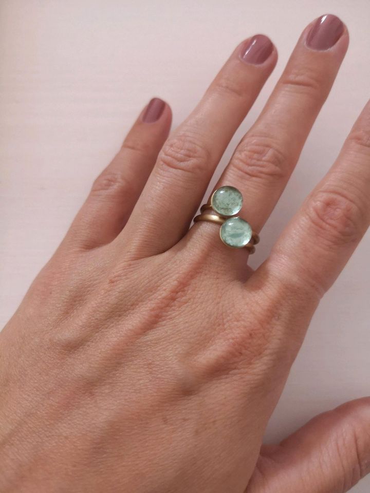 Goldfarbener Ring mit 2 hellblauen Steinen, Modeschmuck in Essen