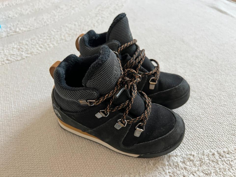 Adidas Snowpitch Schuhe Kinder Gr. 28 in Frankfurt am Main