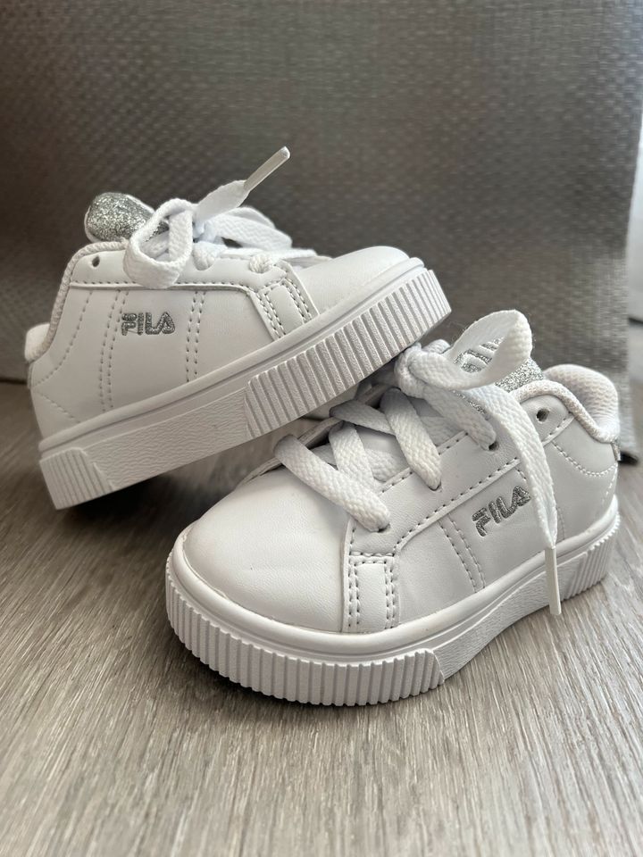 FILA Sneaker Baby Mädchen Kinder Schuhe Glitzer Größe 20 in Berlin