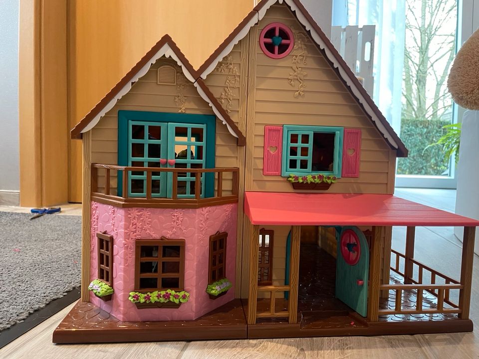 Li‘l Woodzeez Haus mit Spielzeug und Baumhaus in Zechin