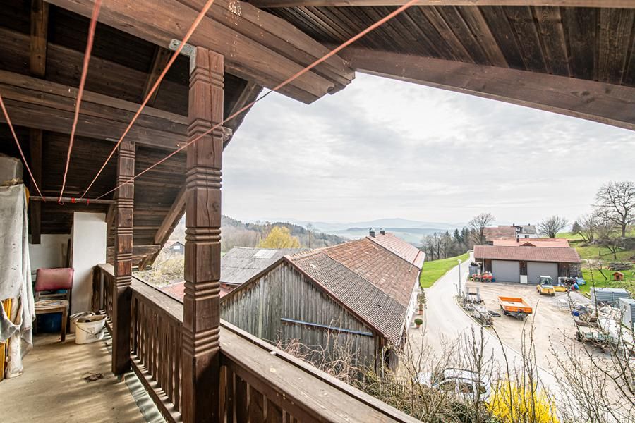 Sanierungsbedürftiges Mehrfamilienhaus in Lixenried in Furth im Wald