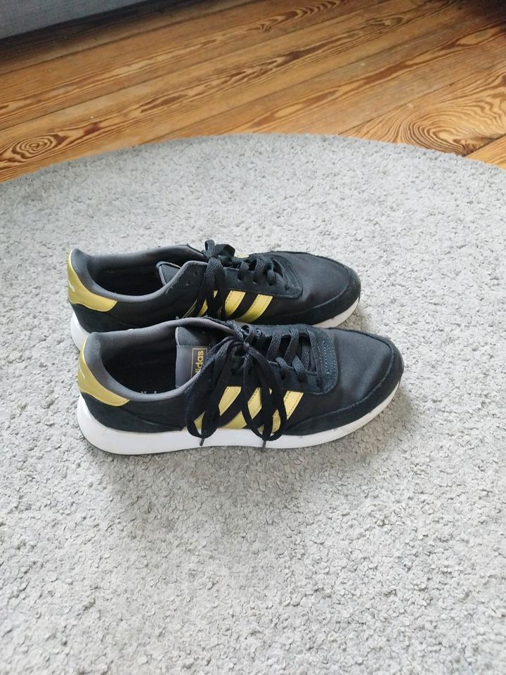 Adidas Sneaker schwarz gold Größe 43 1/3 UK 9 in Kiel