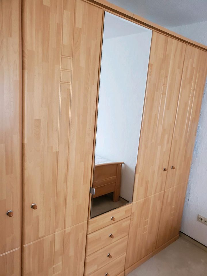 Schlafzimmermöbel, Bett, Kleiderschrank, Nachttisch in Netphen