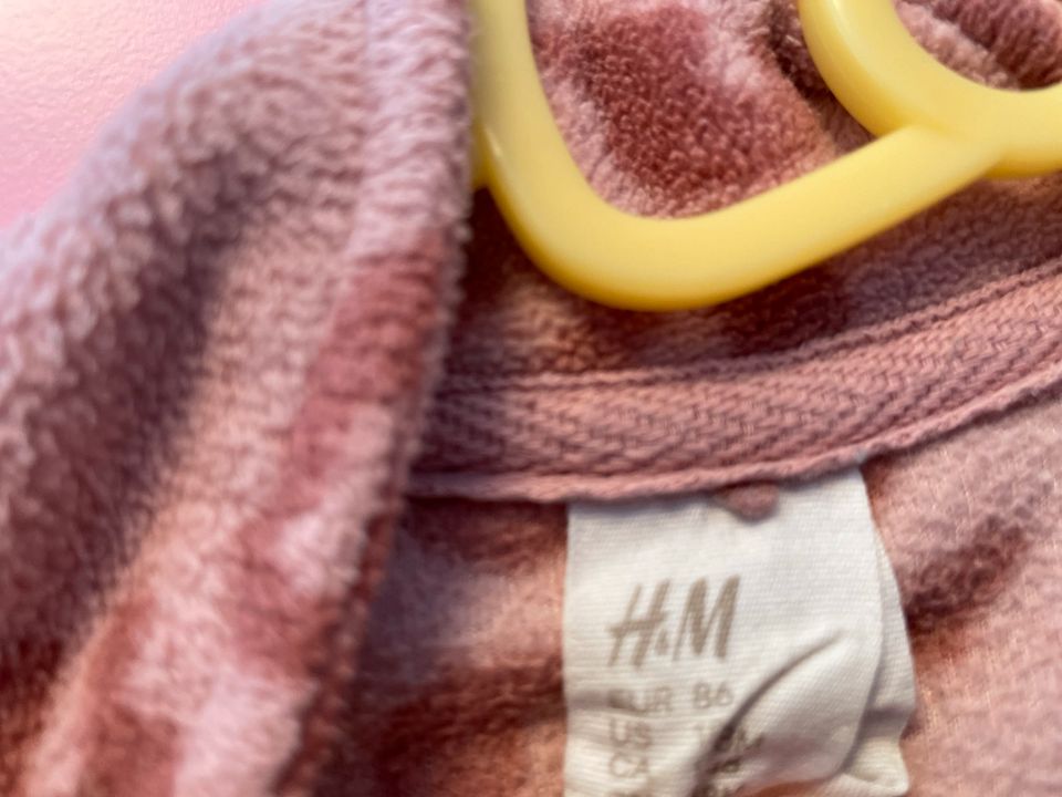 Fleece h&m 86 mit Volant in der Schulterpartie in Stuttgart