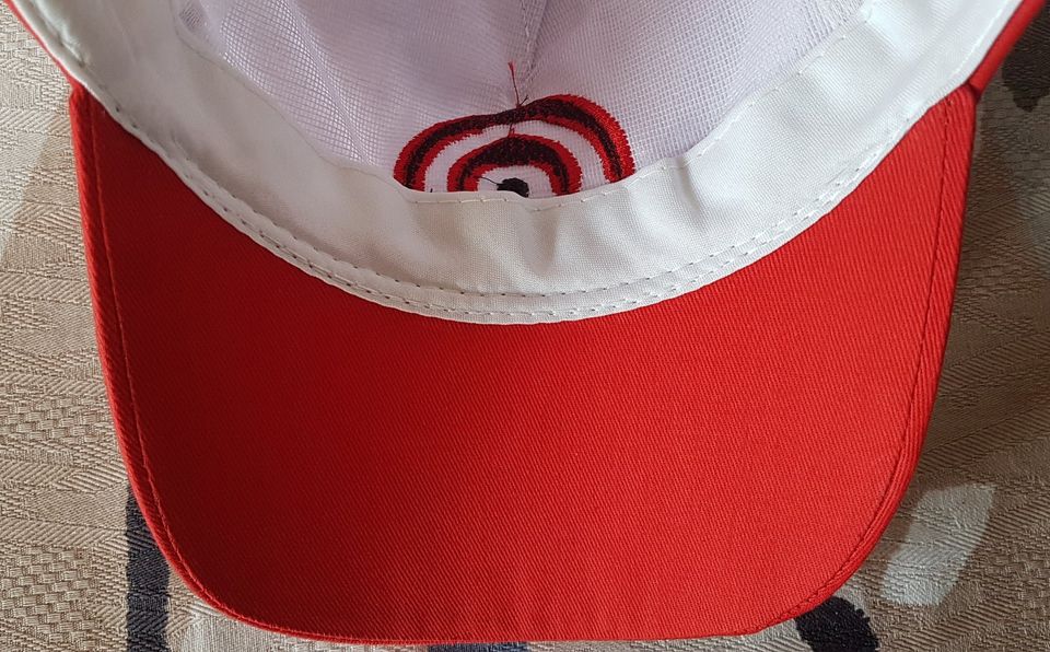 Baseball Cap minitoP weiss rot schwarz SchriftzugLogo Gummiketten in Obersüßbach