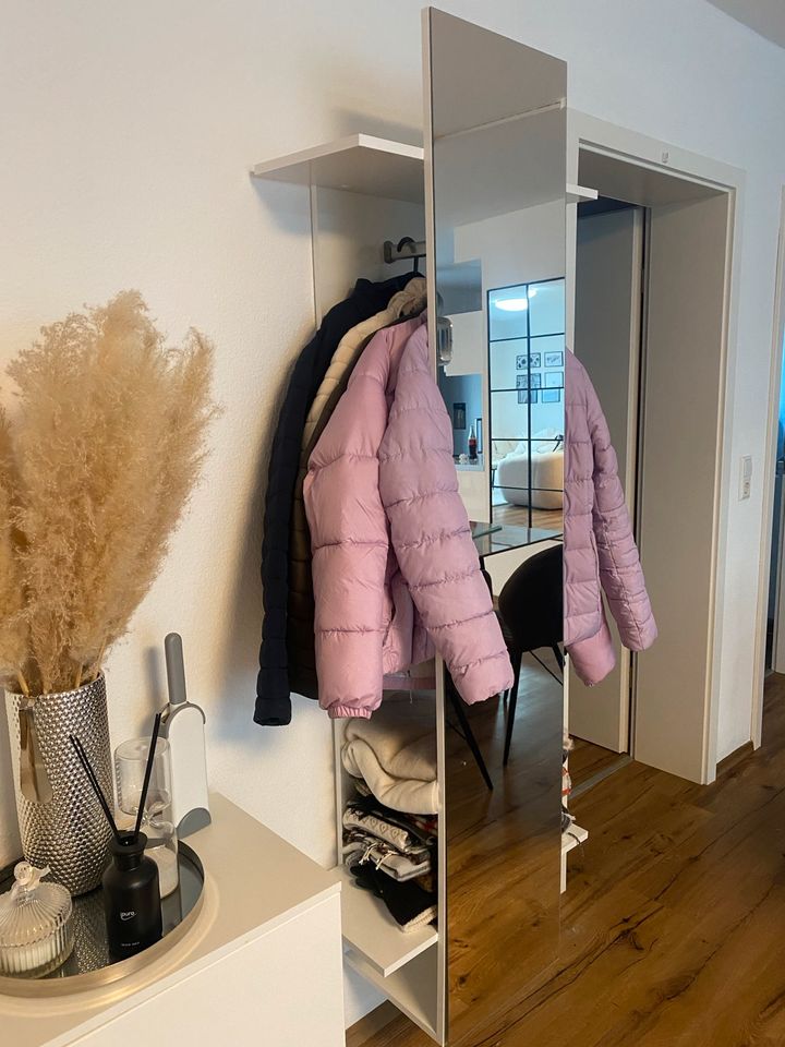 Garderobe mit Spiegel und Kleiderstange in Dietenheim