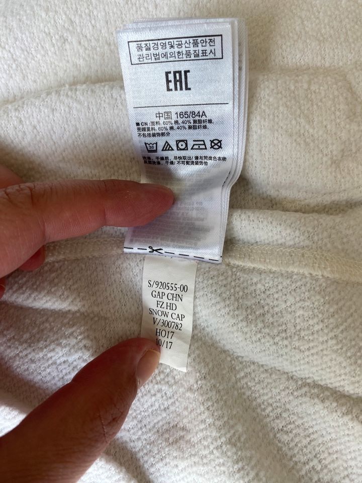 Einmalig getragene Sweater-Jacke GAP in Bruchköbel