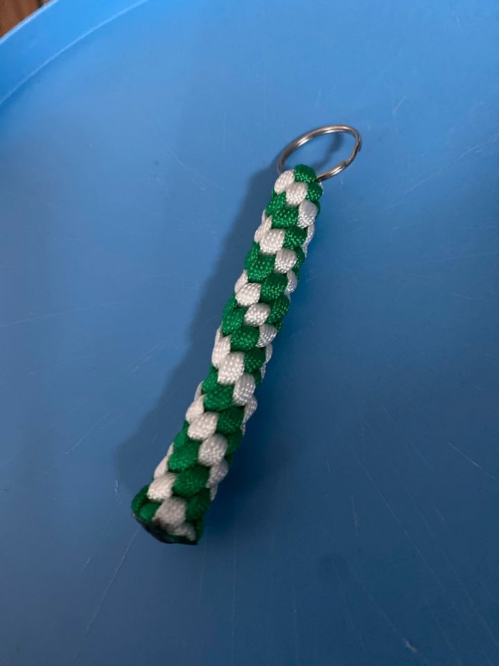 Schlüsselanhänger grün weiß in Schlangen