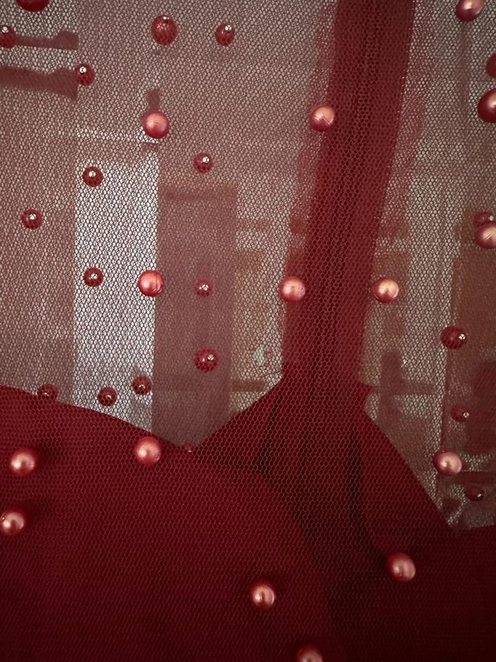 Dunkel rotes Abendkleid mit Perlen in Berlin