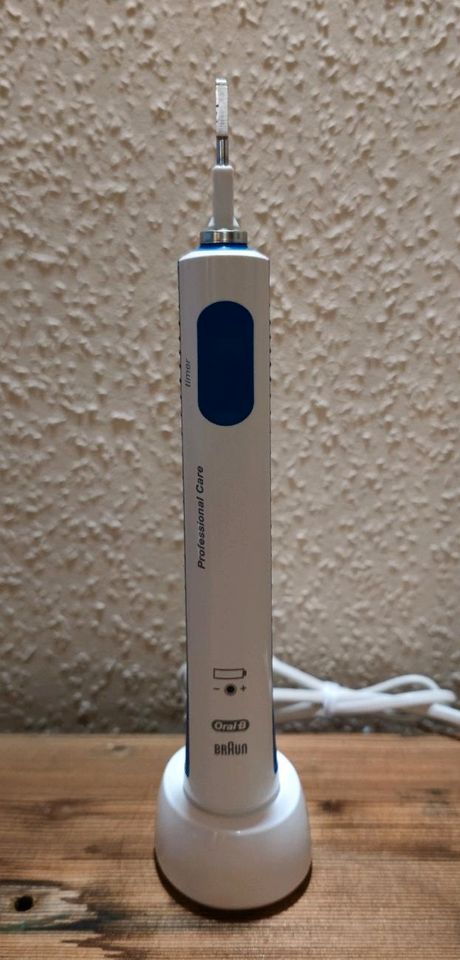 Oral-B Elektrische Zahnbürste PRO 600 CrossAction + Ladeteil &OVP in Burgkunstadt