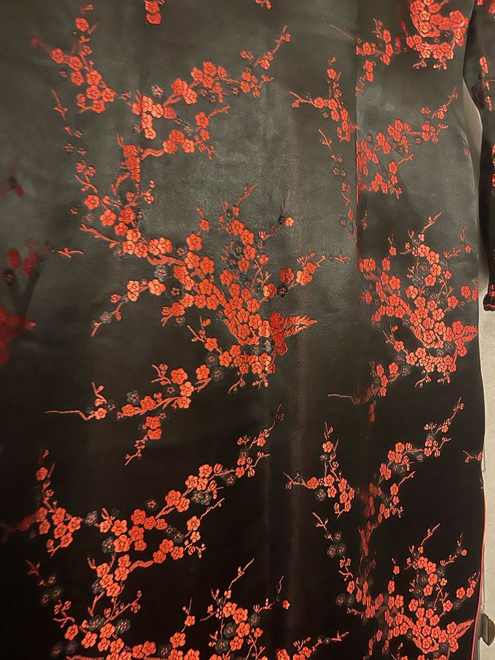 Original Geisha Kleid aus Seide Rot und Schwarz in Horben