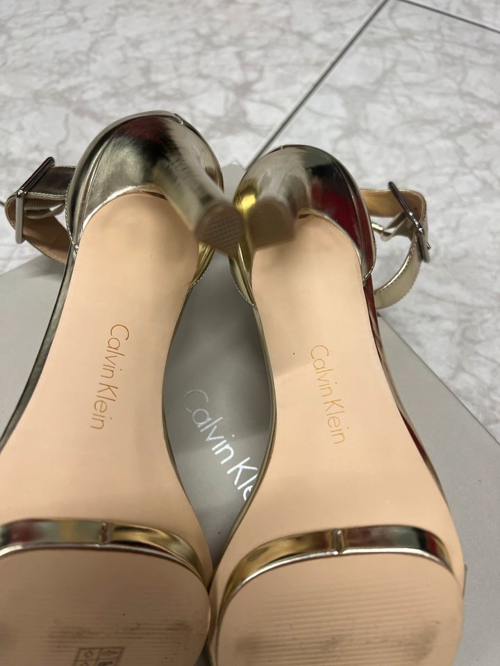 Goldene High-Heels Sandalen von Calvin Klein. Gr.39,5 NEU / OVP in Eltville