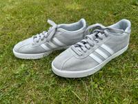 ADIDAS Turnschuhe Laufschuhe Schuhe Sneaker Gr 6 39 Niedersachsen - Wildeshausen Vorschau