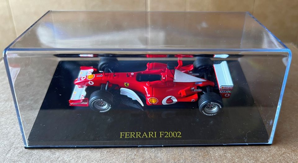 Modell 1:43 Ferrari F2002 M. Schumacher 2002 Sockel Klarsichtbox in Herscheid