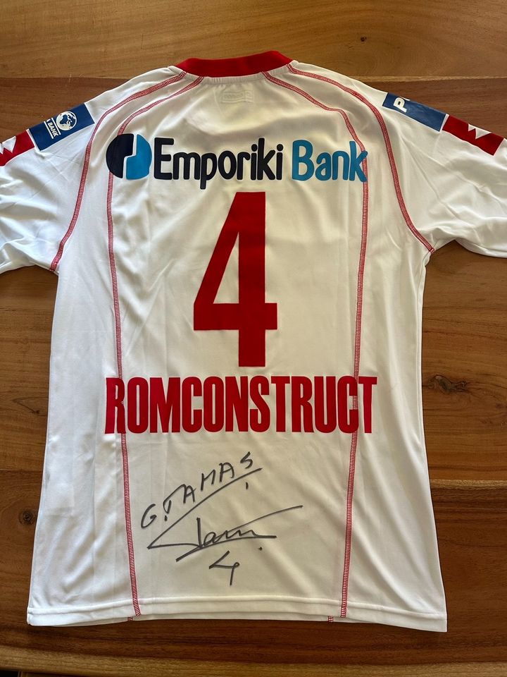 Dinamo Bukarest Trikot mit Signatur in Nürnberg (Mittelfr)