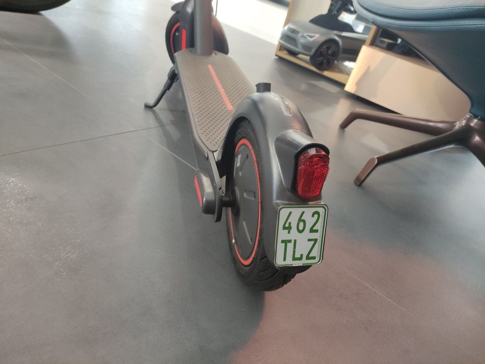 SEAT MÓ 65 Electric Kick Scooter Roller 000050530C by Segway in Borna