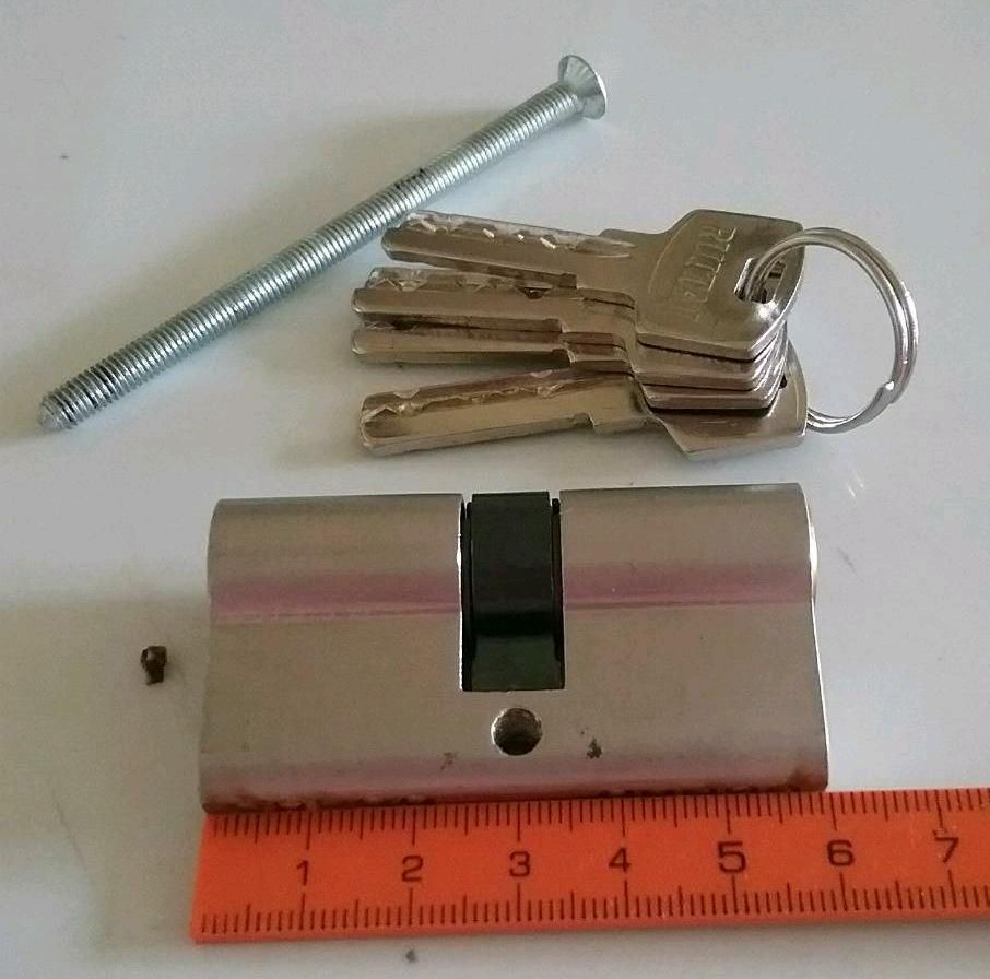 Zylinder,- Türschloss mit 4 Schlüssel in Berlin