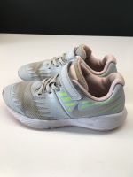 Nike Turnschuhe hellgrau Mädchen Gr.31 Nordrhein-Westfalen - Lübbecke  Vorschau